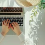 パソコンを操作する手元