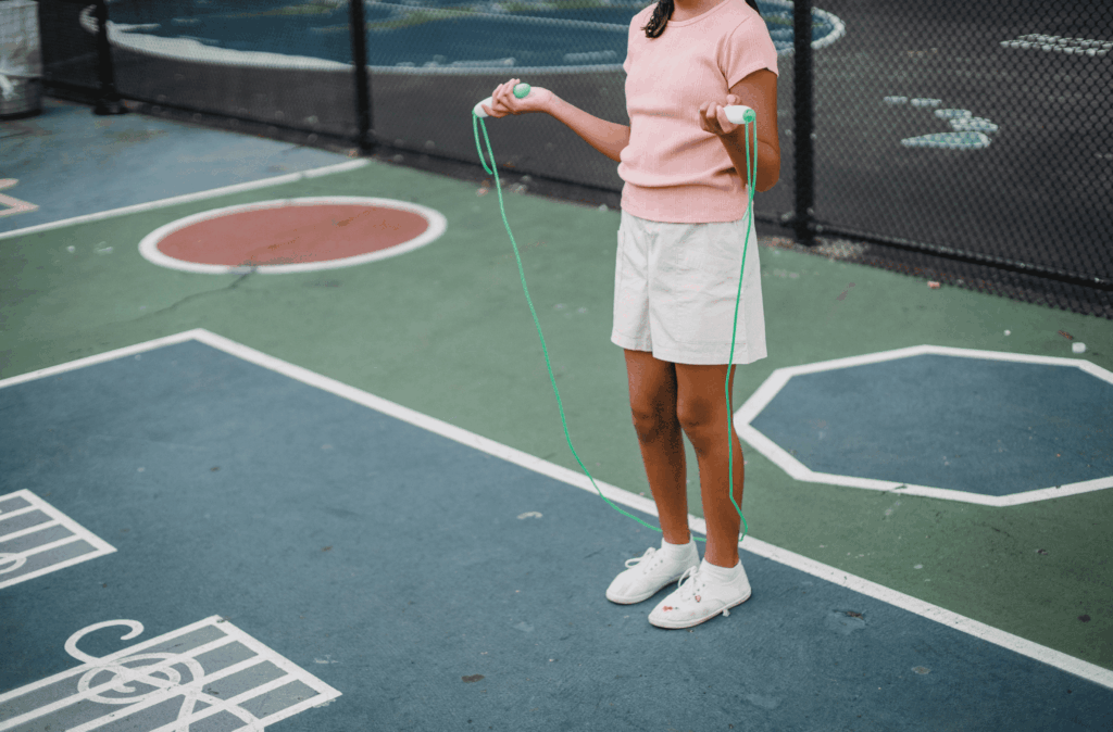 縄跳びをする子ども