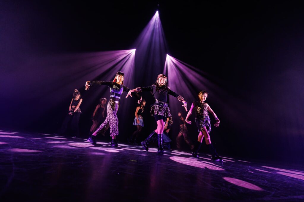 ステージでダンスする子ども